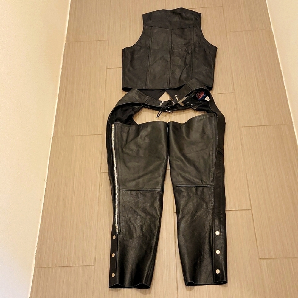 Bikers Black Leather Bikers Vest & Chaps - Picture 2 of 10